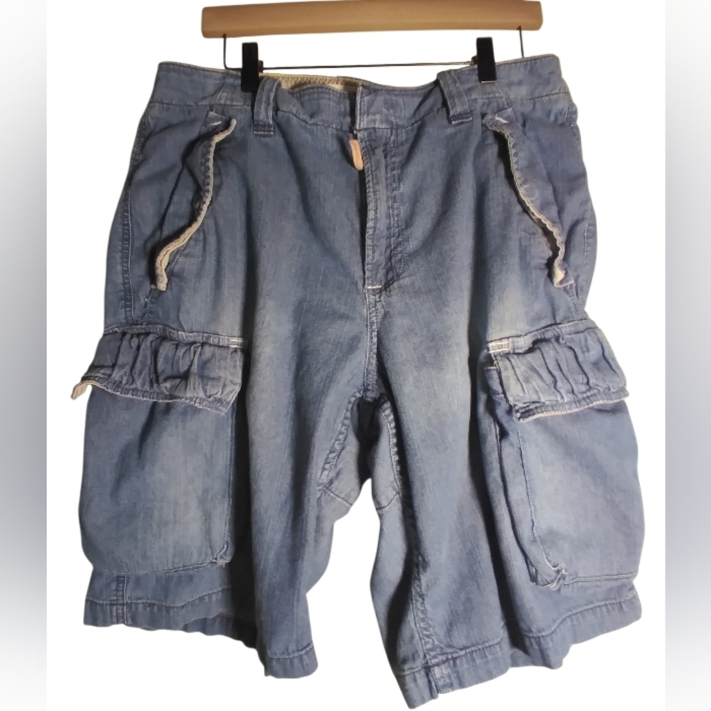 GAP Men's Denim-Look Light Blue Cargo Shorts 100% Cotton  Size 35 Waist Casual
